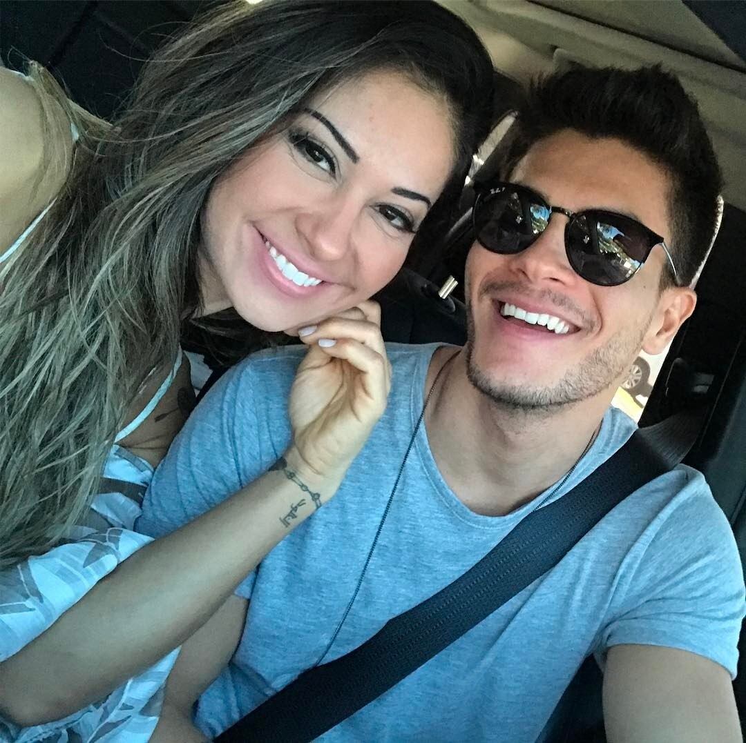 A life coach tem 33 anos, e o ator 28