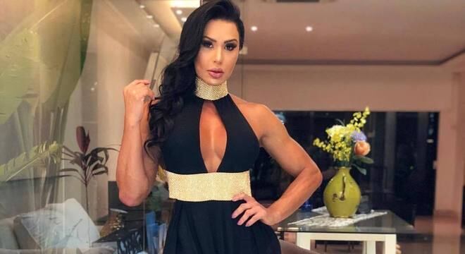 Gracyanne Barbosa teve inflamação no seio direito causada por trauma