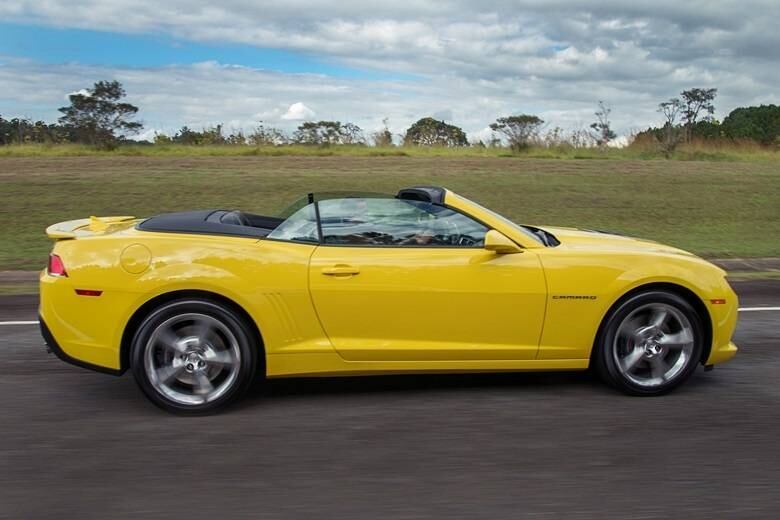 O Chevrolet Camaro conversível está disponível em quatro cores: preto, branco, amarelo e cinza