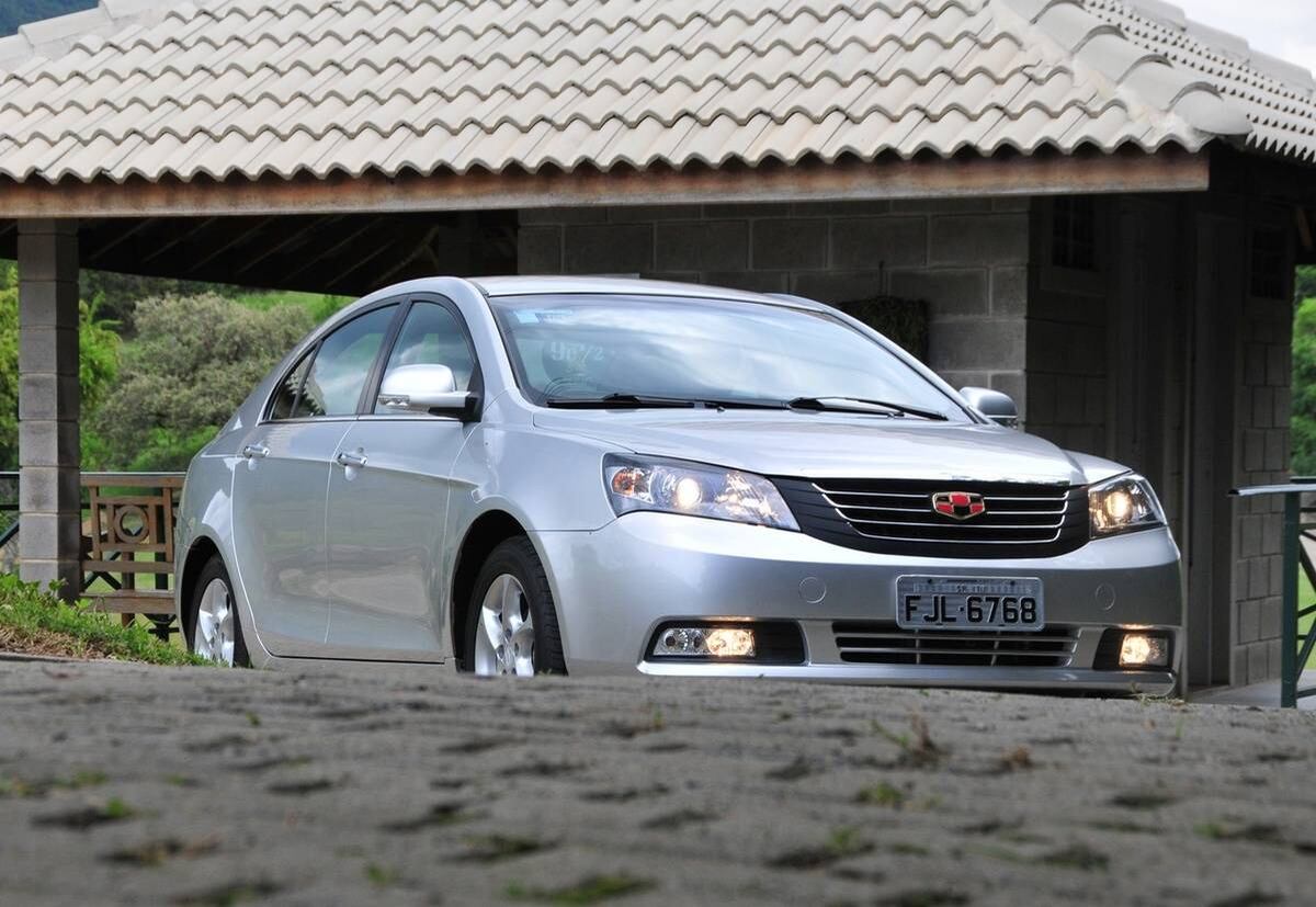 O design do EC7 está alinhado com boa parte de seus rivais, mas alguns "truques" destoam do conjunto agradável. As luzes inferiores próximas às placas dianteiras, por exemplo, são de condução diurna (DRL). Como elas não são de LEDs e estão próximas às luzes de neblina, dão a sensação que o motorista esqueceu as lâmpadas auxiliares ligadas

Leia a avaliação completa
Quer saber tudo sobre carros? Acesse www.r7.com/carros
