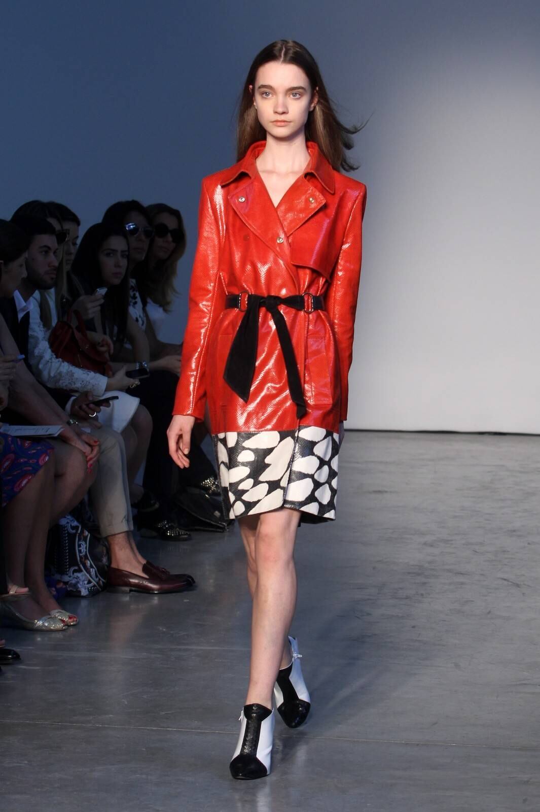 O segundo dia de desfiles da temporada inverno 2015 da São Paulo Fashion Week começou com a coleção do estilista Pedro Lourenço, nesta terça-feira (4). As modelos entraram na passarela após uma hora de atraso e vestiram peças feitas de diferentes materiais, que iam desde os trabalhos com paetês até detalhes com argolas de meta. Além dos casacos e saias que deram um ar sexy à coleção, as sandálias com saltos largos, arredondados e amarrações no tornozelo também foram destaque na passarela