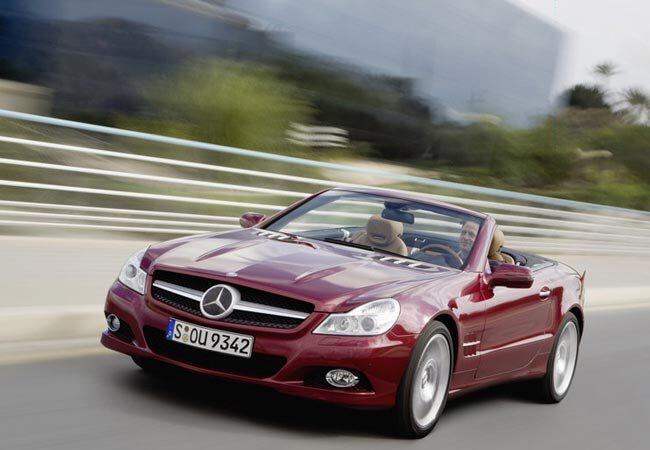 Piqué anda com Shakira e o garoto Milan neste Mercedes SL 350, com o trio cantando feliz: "Waka, Waka, eh, eh"