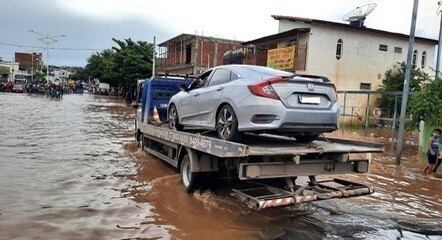 Retirar o carro de uma área alagada de forma segura é a primeira providência