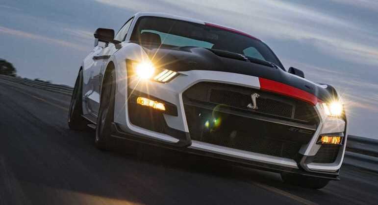 Modelo ganhou pintura em preto e branco e um numeral no aerofólio