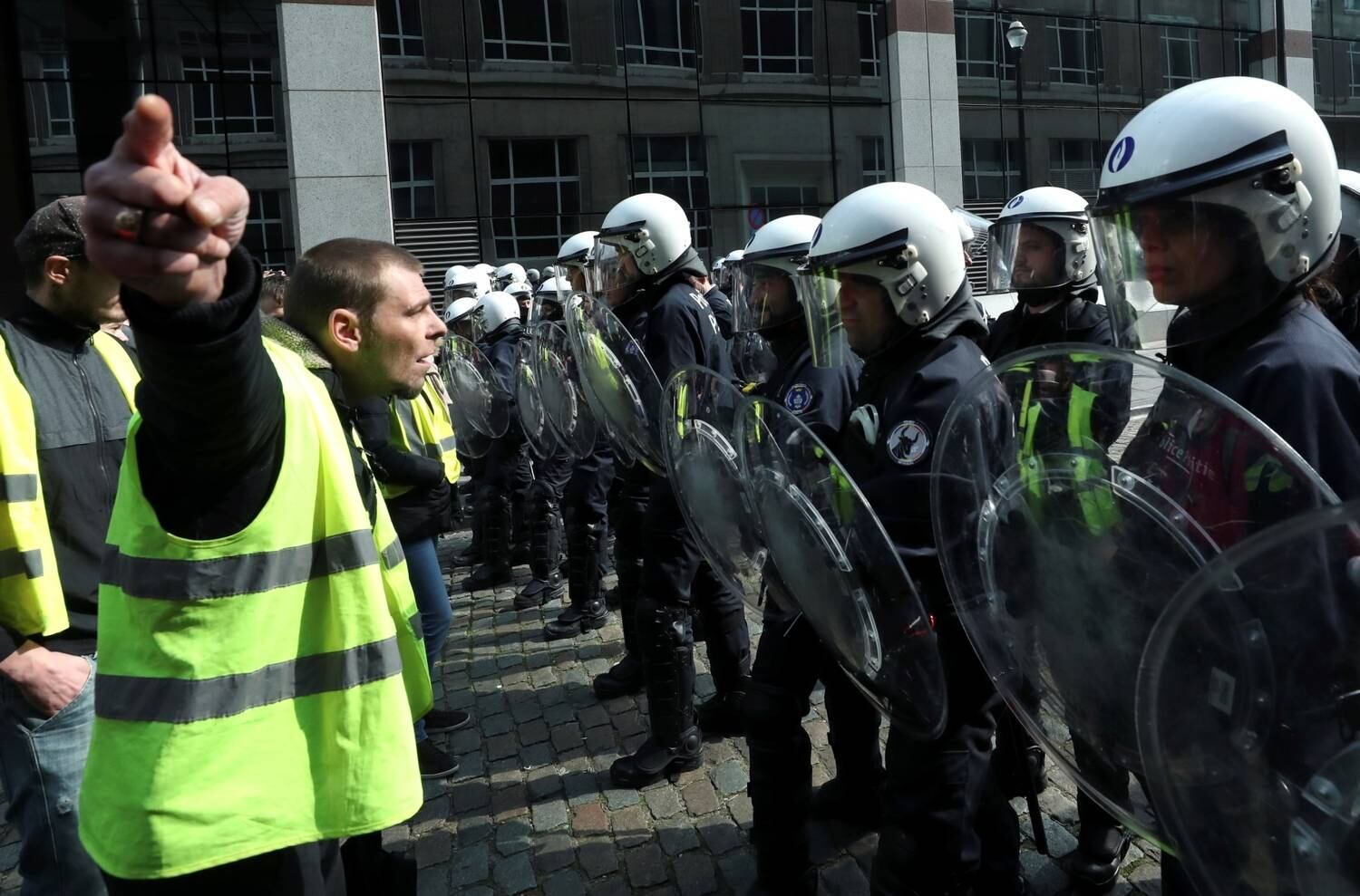 Policias e manifestantes se enfrentaram na Bélgica em uma manifestação em defesa do meio ambiente e contra o aquecimento global