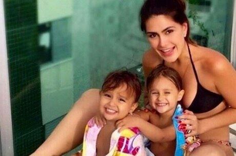 Natália Guimarães com as gêmeas após banho de piscina