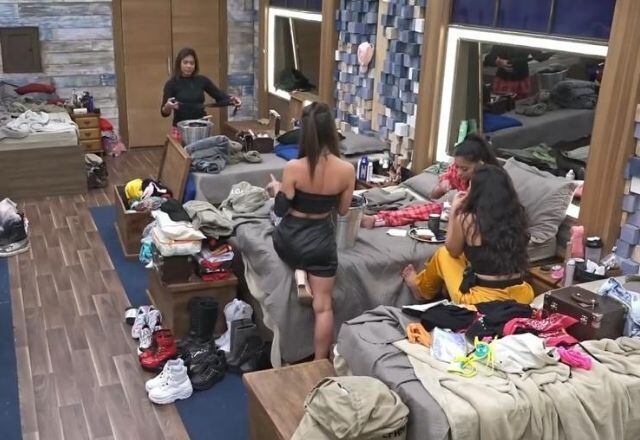 O primeiro voto de Tays em Stéfani deu o que falar após a formação da Roça. Mirella, notando Tays no quarto, deu indiretas a respeito de uma suposta duplicidade da peoa, que respondeu e bateu boca com Stéfani
