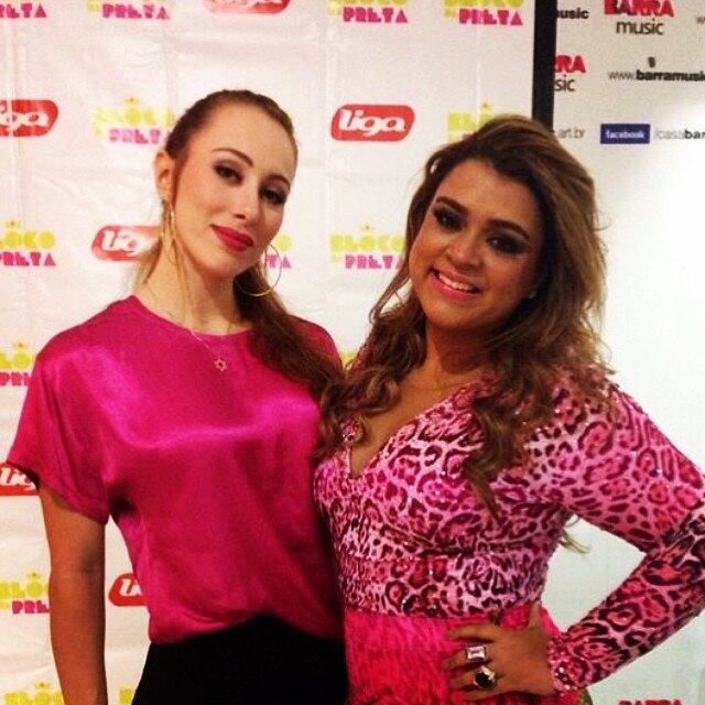 Ela e Preta Gil posaram juntas. 

— Essa mulher é porreta! Combinei o figurino, dei beijinho (no ombro!) e dancei no cantinho, ao som do seu som. Valeu, Preta!