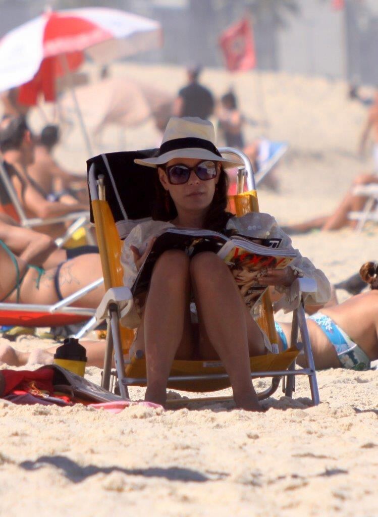 A atriz se protegeu do sol com a ajuda do chapéu panamá 