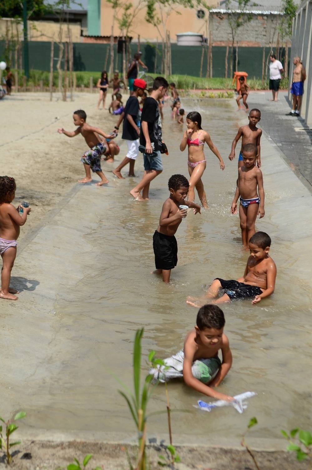 Cinco cascatas formam a queda d'água da praia artificial 
