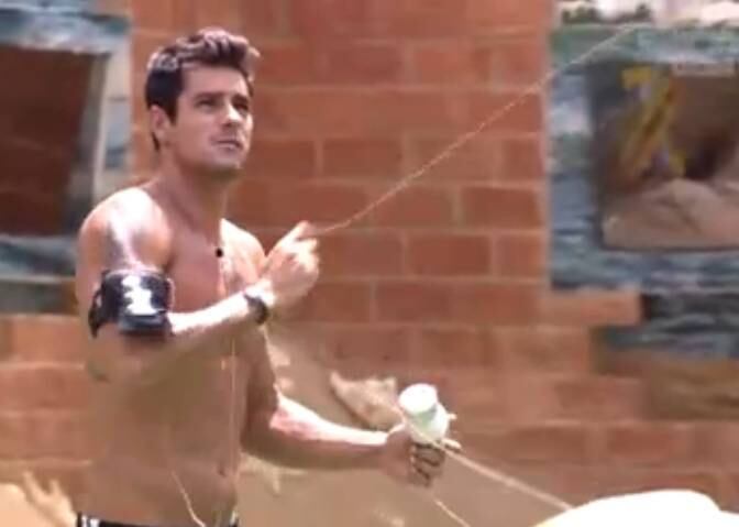 Diego no jardim da casa