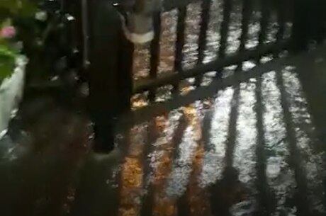 Chuva deixou moradores de Niterói ilhados