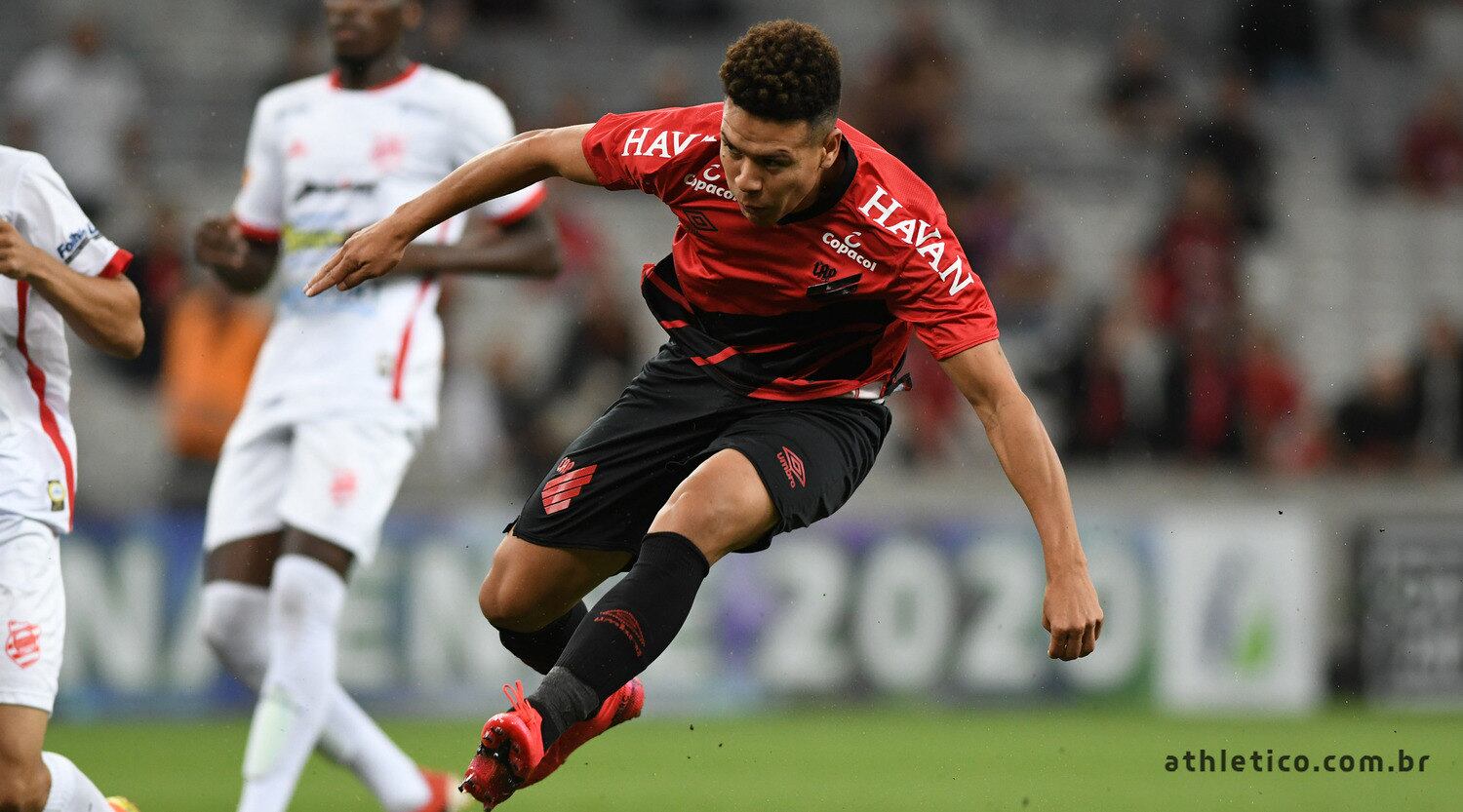 O Athletico-PR não renovou o patrocínio máster com o Banco Renner e está sem nada estampado na parte principal de sua camisa desde início de fevereiro. O Furacão recebia cerca de R$ 10 milhões.
