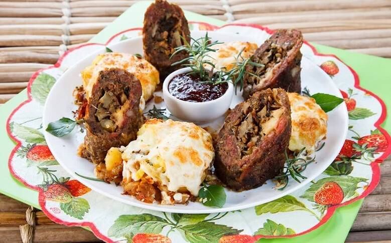 Começa neste fim de semana a 16ª edição do Comida di Buteco em Belo Horizonte. O evento termina apenas no dia 16 de maio, ou seja, os mineiros têm mais de um mês para apreciar os petiscos criados especialmente para o evento. Neste ano a organização decidiu voltar com o ingrediente obrigatório. Obedecendo a regra, todo os pratos contam com frutas na composição. O campeão do ano passado, o bar Já To Inno, investiu na maçã e no morango. O Já Tô Innrolado tem enrolado de carne recheado com bacon, queijo, maçã e especiarias, acompanhado de batatas ao murro gratinada com crème de queijo e geléia de morango picante reduzida com rapadura. O bar fica na rua Benjamin Dias, 379, na região do Barreiro. Veja as apostas dos outros 44 estabelecimentos a seguir