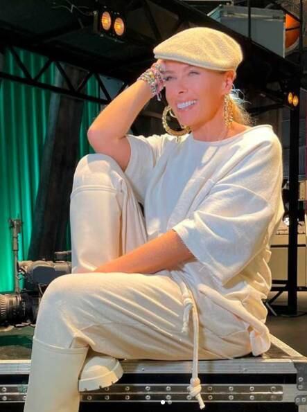 Adriane Galisteu é pura elegância com este look composto de
calça, camiseta, uma bota e uma boina off white.