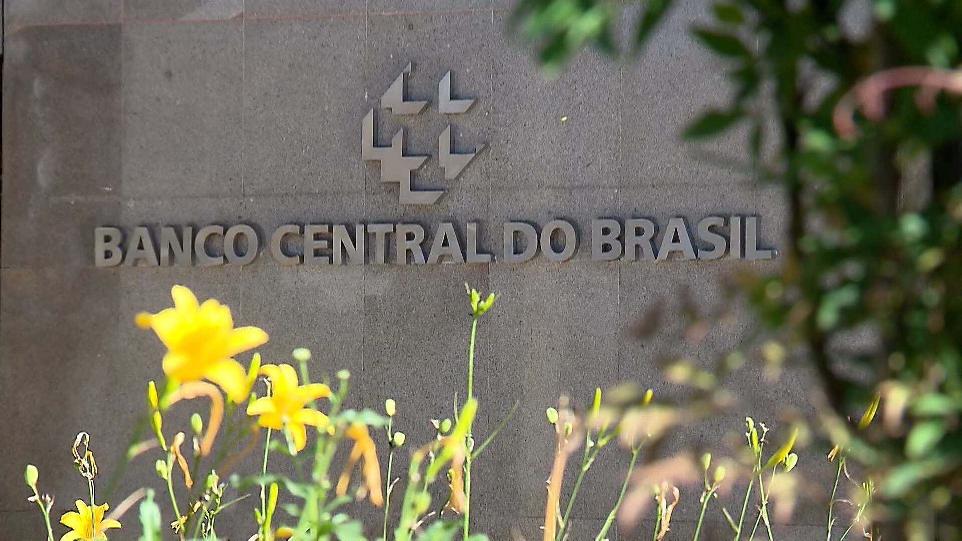 Banco Central deve manter juros em 15%, e economista critica: 'É uma taxa de agiotagem'