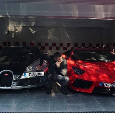15. Benzema

O francês pode ser considerado o boleiro que mais gosta dos carrões. Recentemente, ele mostrou aos fãs um pouquinho do que tem na garagem 
