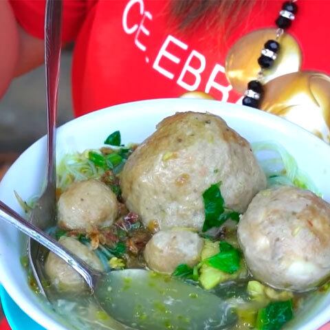 Bakso: prato de almôndegas servido na Indonésia. Embora seja comumente preparado com carne moída e farinha de tapioca, também pode ser feito a partir de outros ingredientes, como frango, porco, peixe ou camarão. Sua textura, densa e homogênea devido ao tipo de trituração da carne, é o que difere esta receita de outros pratos de almôndegas.