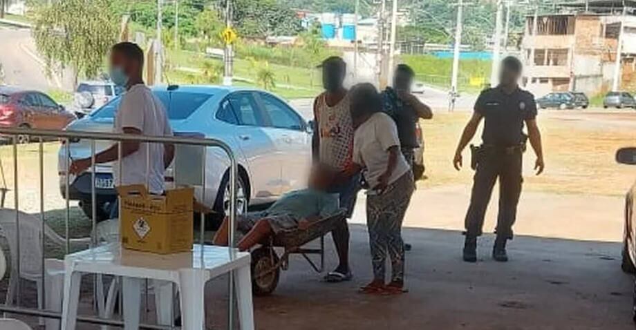 Dois parentes do idoso empurraram o carrinho de mão na fila