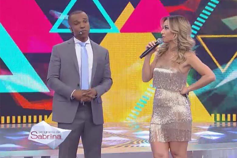 — Sabe que foto que eu estou falando? Uma foto do Alexandre de cueca, magrelo. A coxas eram boas, mas, agora, em cima [indicando o peitoral], era bem magrinho. É a transformação de um galã

+ Vídeo: Com 25 anos de carreira, Só Pra Contrariar recebe homenagem do Programa da Sabrina

+ Quer saber tudo sobre o Programa da Sabrina? Siga o perfil no Twitter

+ A atração da japa mais famosa do Brasil também está no Facebook. Curta!
