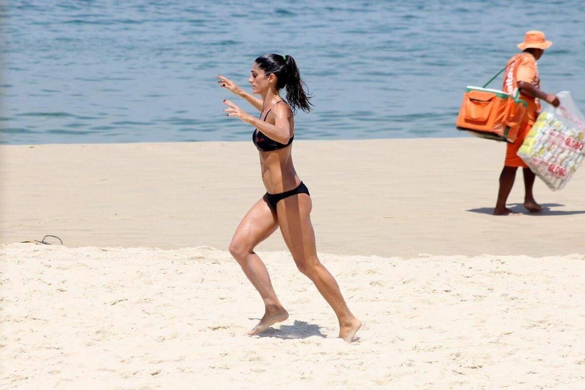 Apresentadora Cynthia Howlett se exercita na praia de Ipanema 