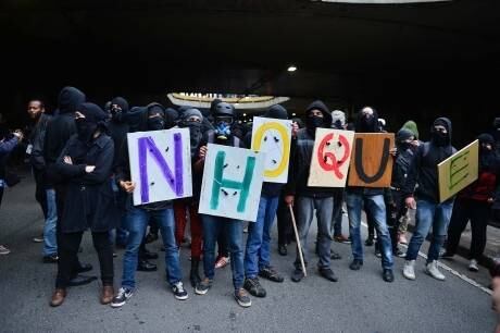 Nova lei proíbe uso de máscaras em protestos de rua