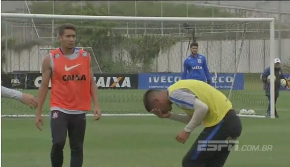Durante disputa de bola no treino, o volante Marciel chegou mais forte no zagueiro Vilson, que revidou com agressão. Depois que Marciel foi atendido, o companheiro foi até ele e pediu desculpas pela agressão. Os dois conversaram também depois do treino para aparar as arestas.