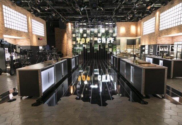 Além da pressão em agradar o apresentador Felipe Bronze e os jurados Ailin Aleixo e Emmanuel Bassoleil, os 14 participantes do Top Chef Brasil precisam controlar as emoções durante a convivência em um imóvel de aproximadamente 350 m². Veja outras fotos da casa!