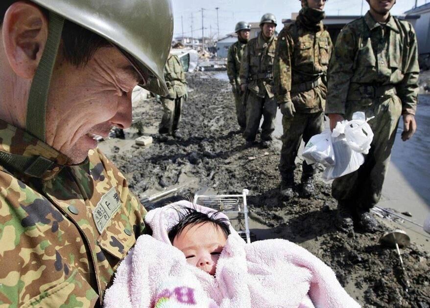 Emocionado, um soldado japonês é testemunha de um milagre da vida. 

Depois de quatro dias de um grande tsunami, ele encontrou uma bebê de quatro meses, viva, enrolada em uma manta, intacta. A menina ficou debaixo dos escombros