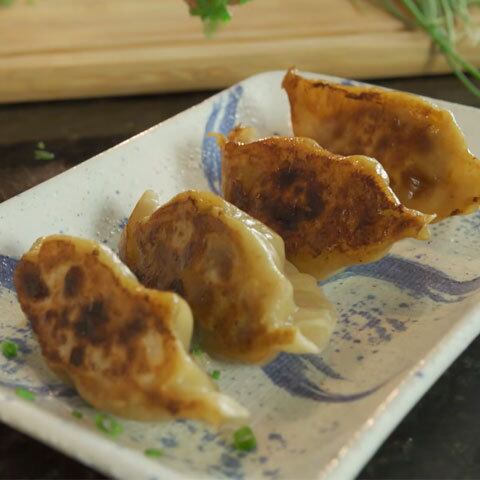 Guioza: tipo de dumpling, “bolinho em inglês”, comumente consumido na China e em outras partes da Ásia Oriental. Para nós, assemelha-se a um pastelzinho fino vaporizado e recheado com carne moída de porco e/ou vegetais tradicionalmente servido com molho feito de shoyu e óleo de gergelim.