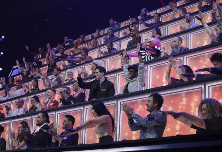 Final
Na etapa final, os finalistas se apresentam mais uma vez para os jurados. Os dois que conseguirem a maior pontuação vão a voto popular, e o público é quem tem a palavra final: o mais votado pela audiência é consagrado o vencedor da temporada, faturando o prêmio de R$ 300 mil
