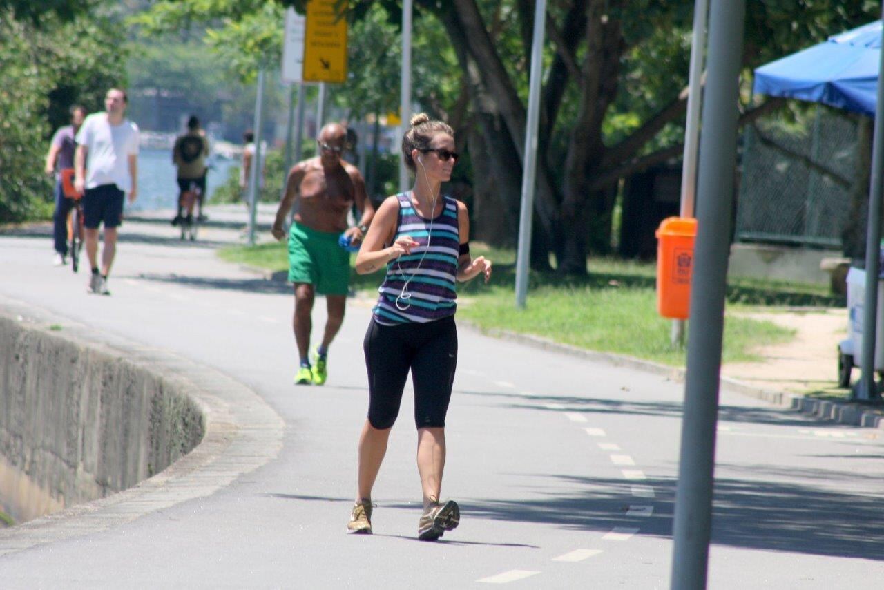 Juliana escolheu uma roupa bastante confortável para malhar