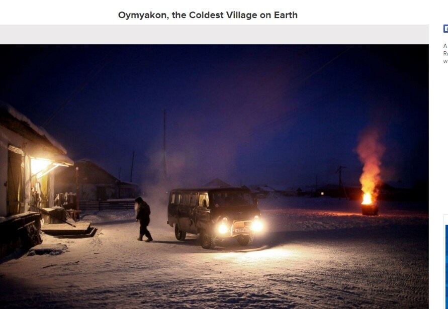 Homem anda na neve em busca de um tambor de óleo 