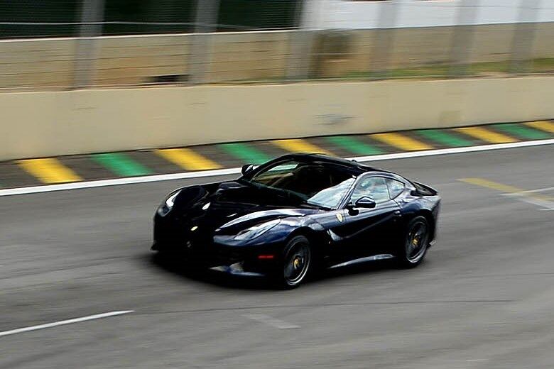 A Ferrari projetou a F12berlinetta pensando na ausência do tradicional aerofólio traseiro

Quer ler mais notícias? Acesse r7.com/carros
