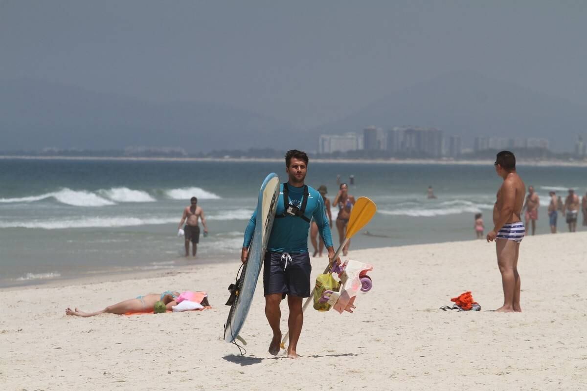 Bruno Gagliasso e Ricardo Pereira praticam stand up paddle na praia da Barra da Tijuca, no Rio