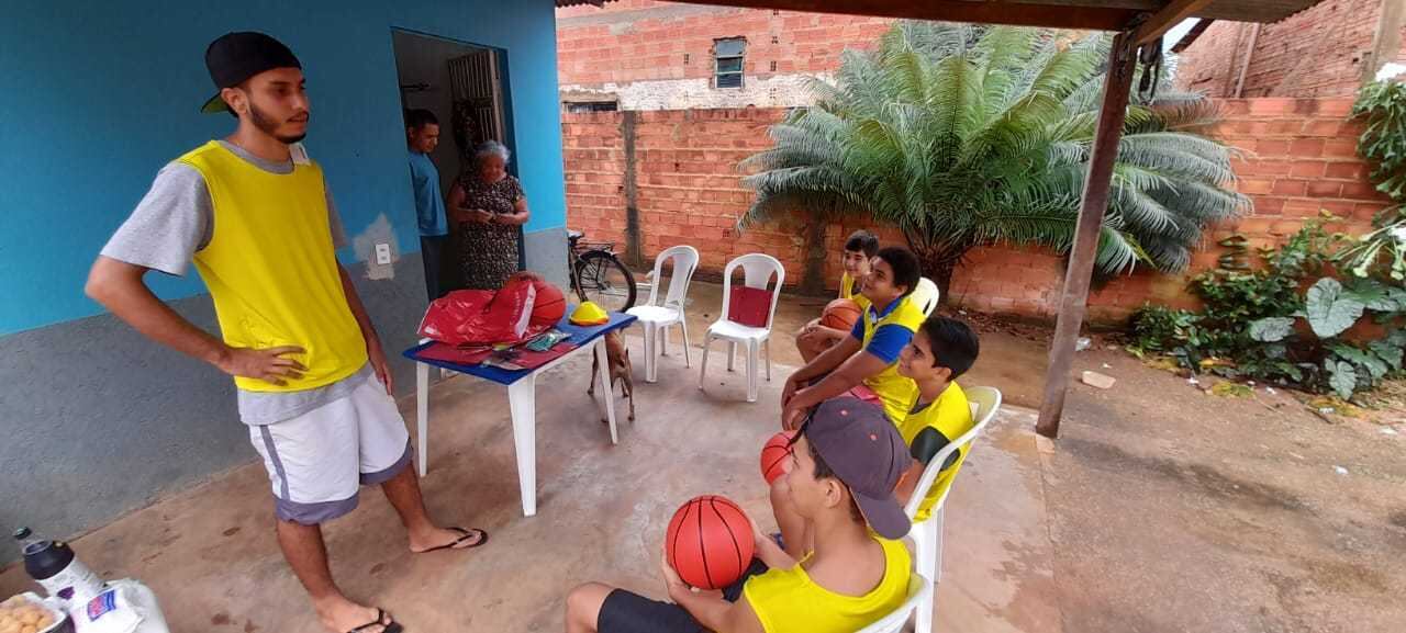 Matheus Gama escolheu ensinar basquete de graça a crianças