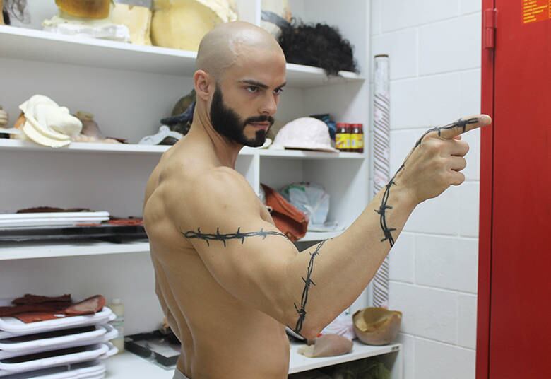 De
acordo com o ator, o arame farpado enrolado no braço significa “daqui você não
passa”. O membro que leva o desenho é o mesmo usado pelo Enzo para praticar
violência

+ Laíza vai atrás de Iago e provoca Priscila. Assista!
+ “Fãs fazem campanha na internet para Jorge encontrar um amor”, conta André di Mauro
+ Será que Marcos Pitombo esconde tatuagem no corpo sarado? Descubra!




