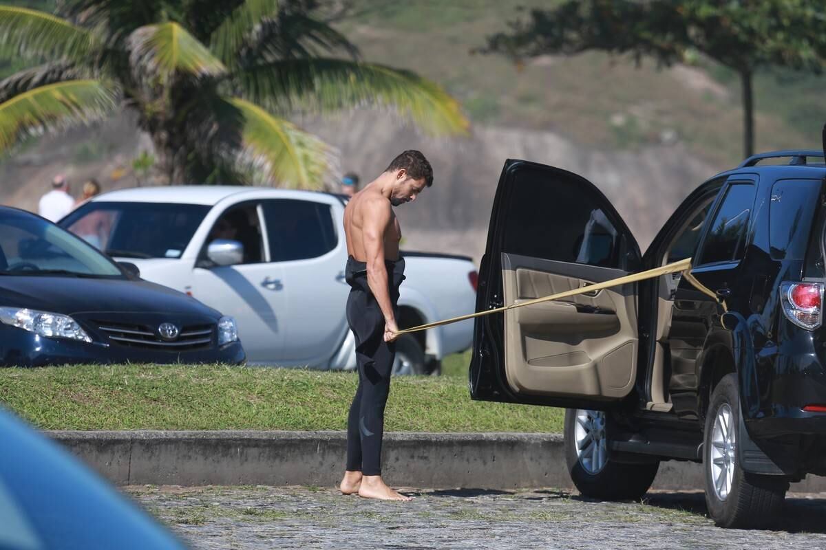 O gato acordou cedo para cair na água e manter a forma