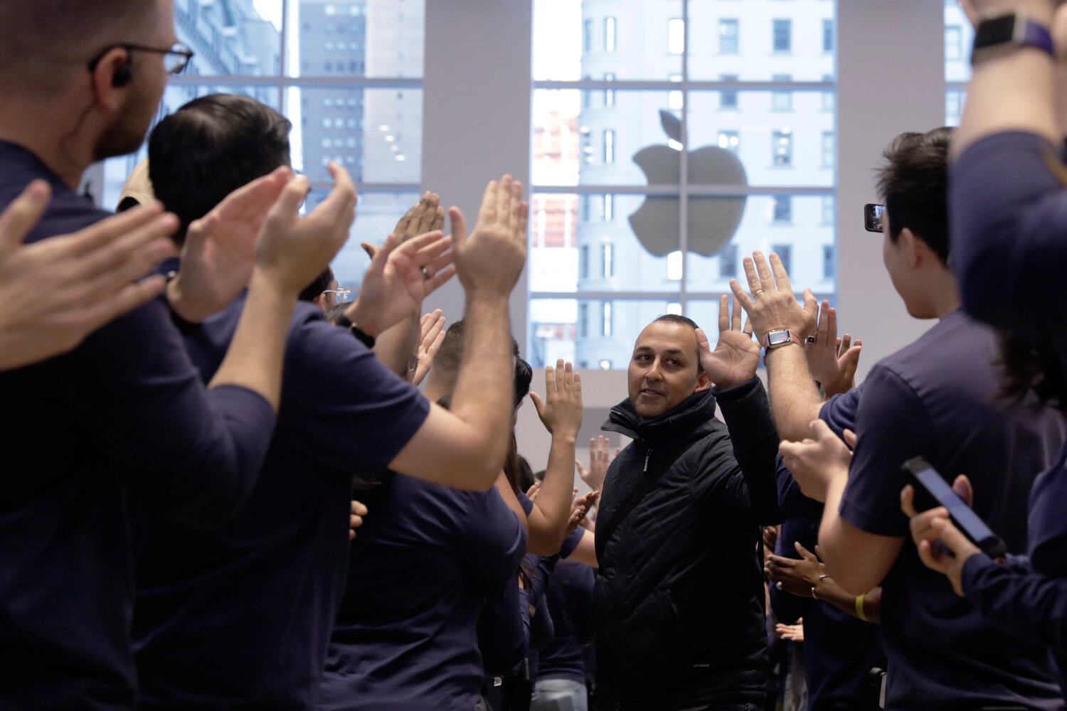 O aumento de demanda pelo iPhone X fez a empresa romper a barreira de R$ 2,975 trilhões (US$ 900 bilhões) em valor de mercado, o que a torna a empresa de capital aberto mais valiosa do mundo. O otimismo das vendas fez analistas especularem que em breve a empresa ultrapassará a marca lendária de US$ 1 trilhão de valor de mercado