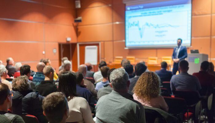 Como Falar em Público e Influenciar Pessoas no Mundo dos Negócios - 6 livros com dicas para falar melhor