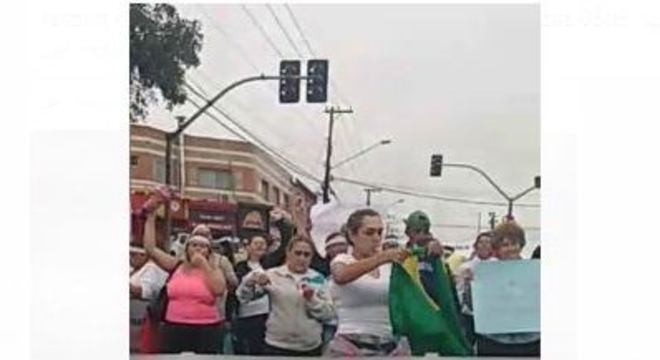 Moradores reivindicam liberação de moradias e bloqueiam via de SP