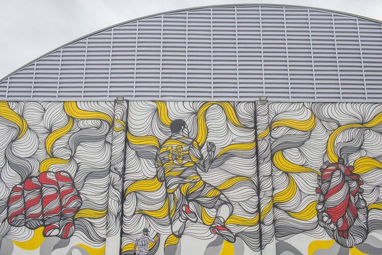 O painel da entrada do Instituto Projeto Neymar Jr. tem aproximadamente 100 metros quadrados (15,53m x 6,77m)