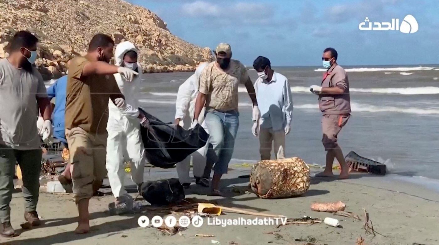 Voluntários carregam corpos retirados do
mar após enchentes mortais, em Derna. As equipes de emergência e voluntários
seguem em busca, nesta sexta-feira (15), entre lama e escombros, de milhares de
pessoas desaparecidas em Derna, cidade na costa leste da Líbia que foi
destruída por uma inundação que atingiu a cidade como um tsunami e deixou pelo
menos 3.800 mortos