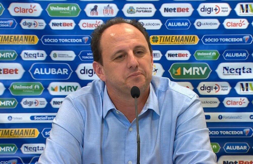 Rogério Ceni descobriu uma maneira de criticar o VAR. Ironizar