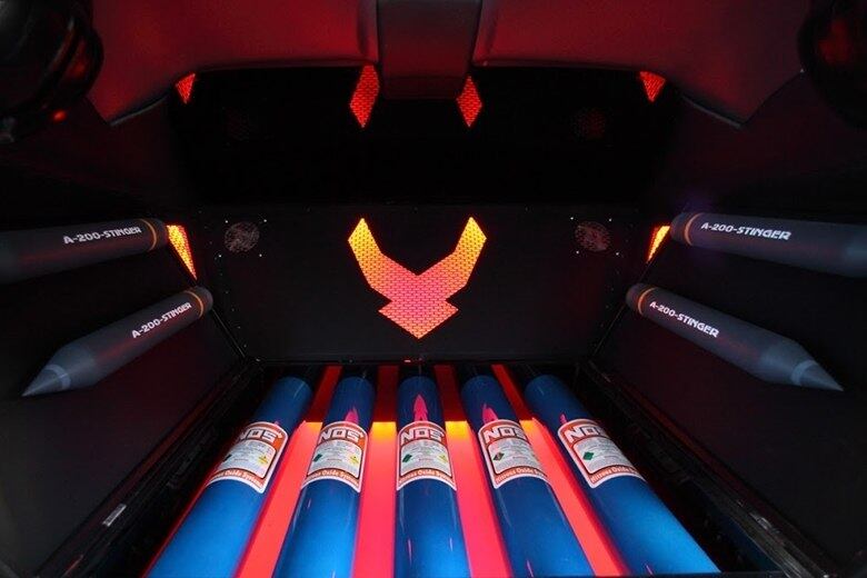 No porta-malas, o carro possui mísseis da NOS boost, óbvio que são apenas de enfeite