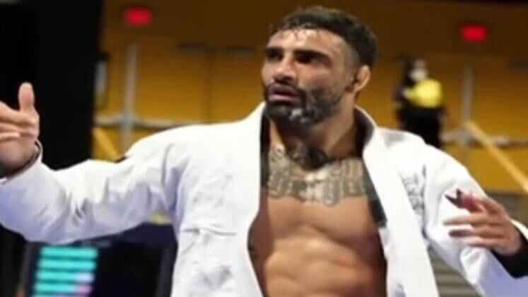 Porém, o agente conseguiu se soltar, deu alguns passos para trás e atirou na cabeça de Leandro. Segundo informações, o policial ainda chutou o lutador e fugiu em seguida