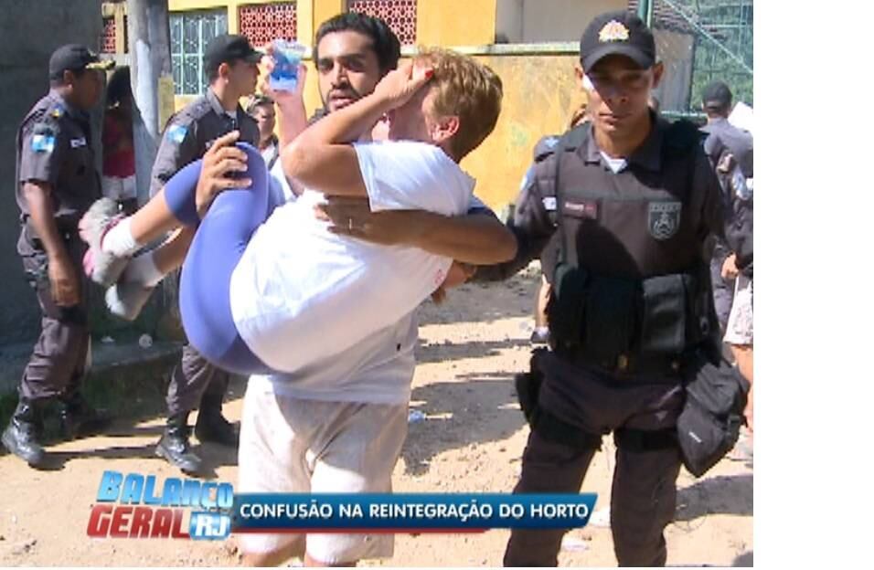 Há informação de que pessoas passaram mal com a bomba de efeito moral usada pela polícia