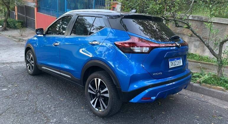 Na traseira, a tampa lisa recebe uma barra de iluminação unindo as lanternas que conferem um estilo mais refinado