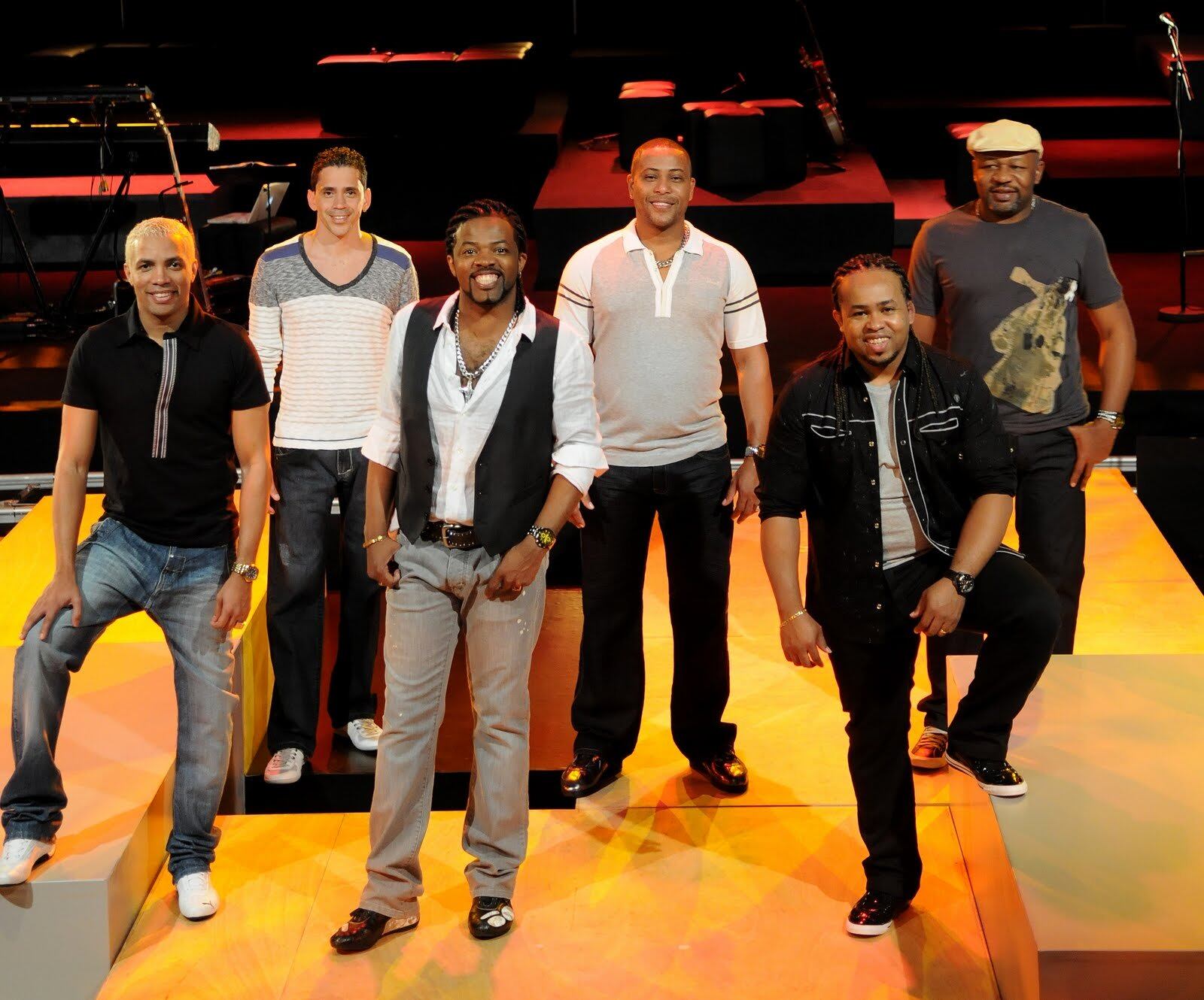 Fala Baixinho (Xiii) - Grupo Revelação
O mais recente sucesso do grupo de pagode carioca já tem um "Xiiii" no título, ou seja, é puro segredo. No entanto, nos versos, descreve um momento de intimidade entre um casal: "quatro paredes nós dois e nada fica pra depois", diz a música.
Confira o refrão de Fala Baixinho:
Cara na cara, pele na pele, suor pingando e o corpo em febre
Você em transe, sussurando, segurando a voz...
Eu viajando no céu da boca, você rasgando
a minha roupa de baixo dos lençóis 

