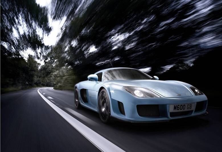 Montado pela montadora britânica Noble, o M600 esconde sob o capô um propulsor V8 4.4 litros que oferece até 650 cavalos, potência suficiente para arremessar a máquina do 0 aos 100 km/h em 3,2 segundos e à máxima de 362 km/h